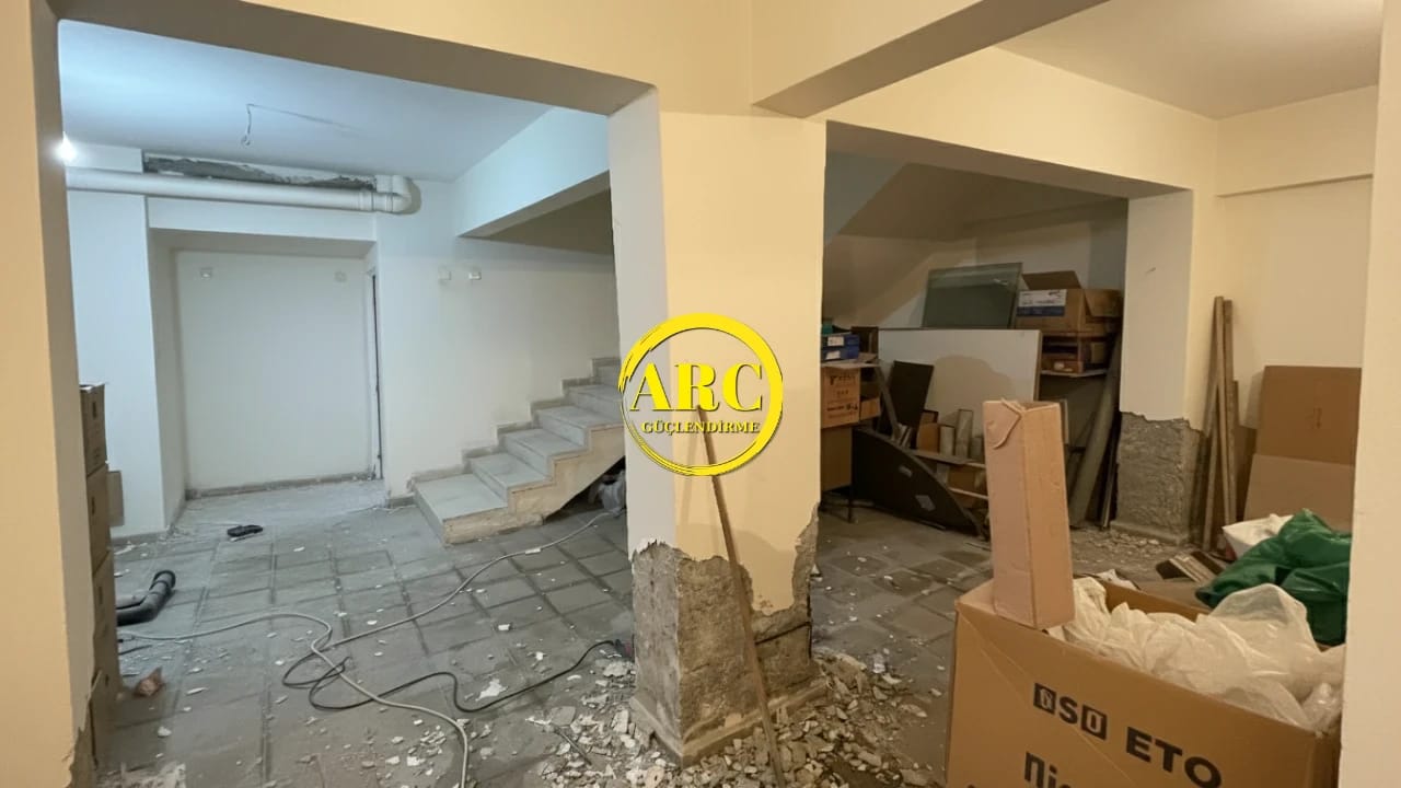 Catlak ve yipranmis beton kirisin guclendirme oncesi gorunumu.